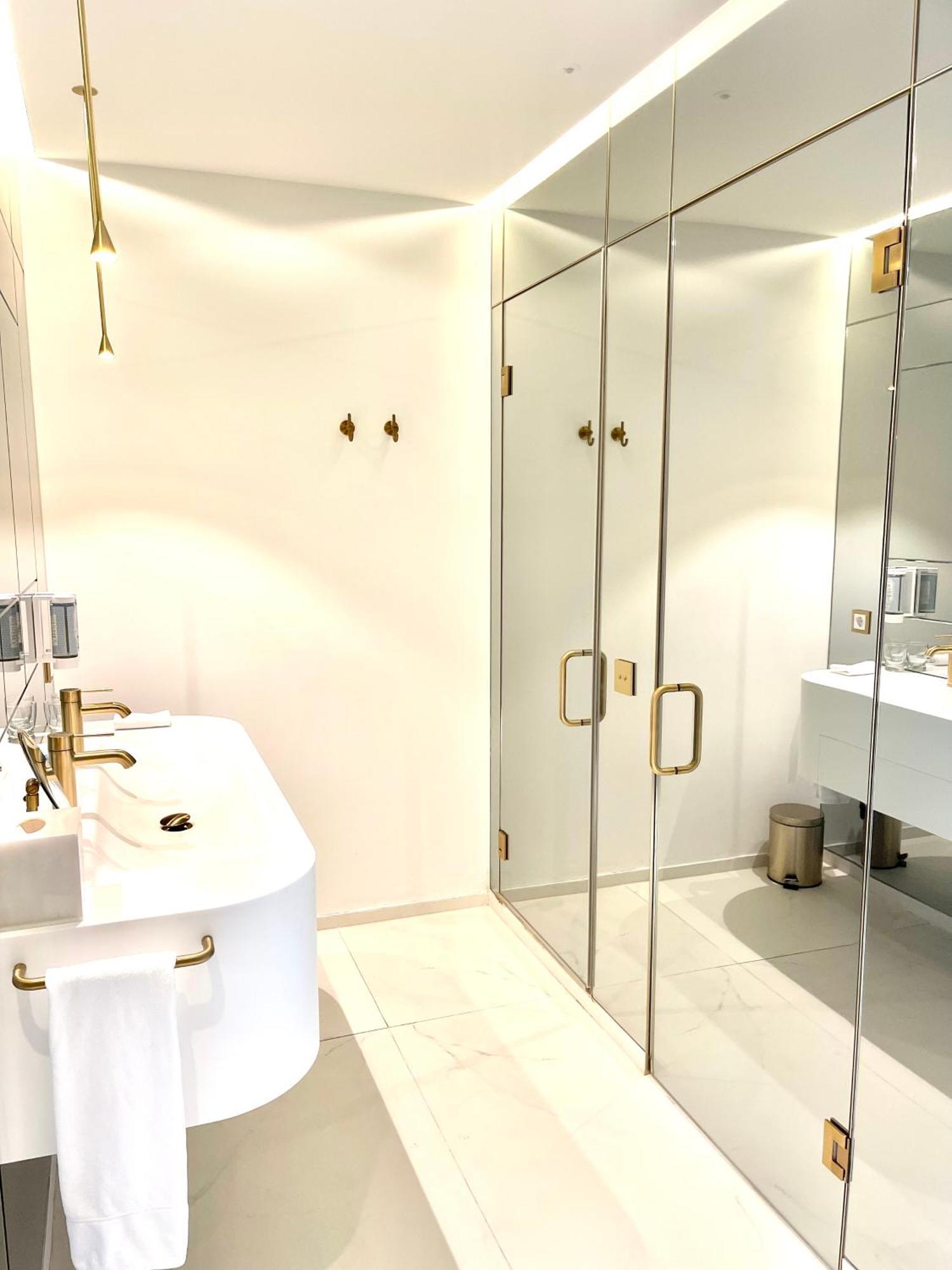 Luxury Suites & Apartments Mondrian Market Square II Warszawa Rum bild